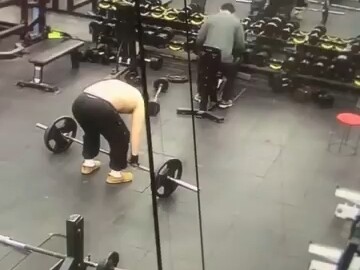 Di gym ketemu orang bodoh, hari ini aku pasti akan menendangnya