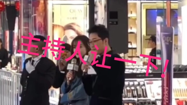 [Double Standards Awards] Is This a Scene of Dilraba Fans Freaking Out in Public (Eating Dolls)?