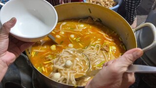 Choáng váng quán bánh canh đông khách nhất Huế ngày bán 15 nồi 80kg bột