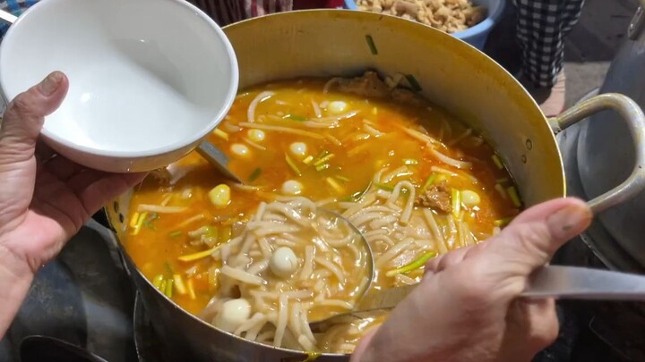 Choáng váng quán bánh canh đông khách nhất Huế ngày bán 15 nồi 80kg bột