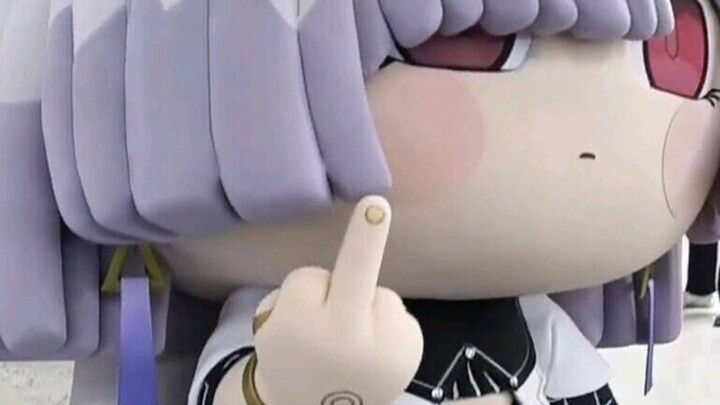 يبدو أن هذا الشخص غير سعيد حقًا، وكأنه مجبر على العمل رغمًا عنه.