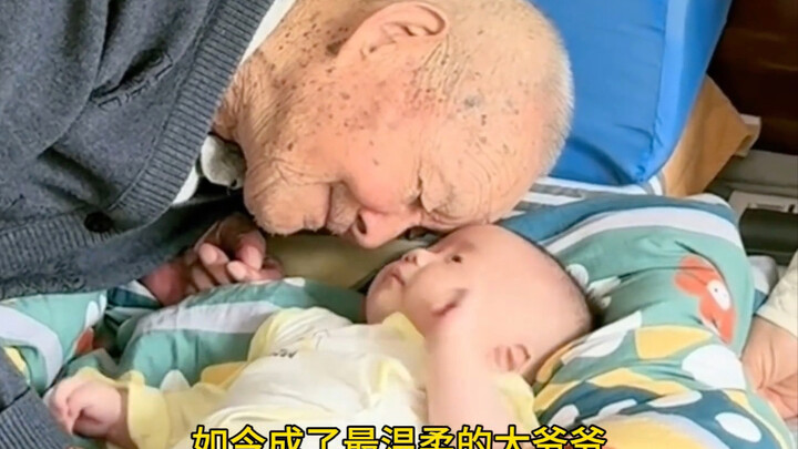 คุณปู่วัย 101 ปีตื่นขึ้นมาหลังงีบกลางวัน พบว่ามีลูกชิ้นเล็กๆ โผล่มาอยู่ข้างหมอน จนยิ้มแก้มปริไม่หุบเ