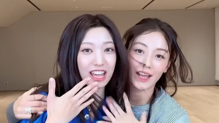 Kakak-adik kesayangan datang! #SUNKISS bersama #TWICE #JIHYO 💛☀️ #TUIDE #SEOYEON