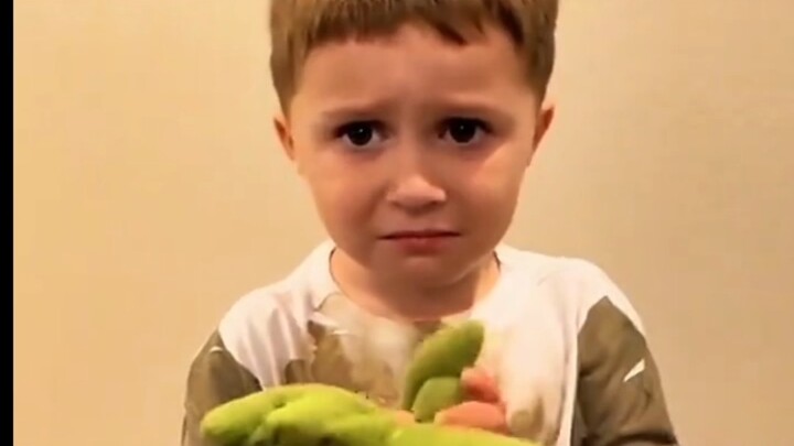 Ibu bilang sama si bayi imut udah waktunya tidur, tapi si bayi enggak mau tidur—lihat aja apa yang d