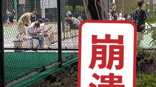 زميل الغرفة رياضي يطير عاليًا في الملعب وهو ثمل..