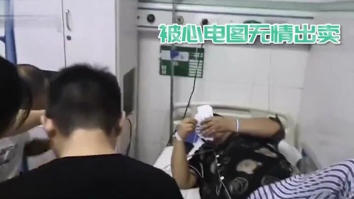 After surgery, the guy tries to ease his pain by playing cards—but his shady buddy cheats using an E