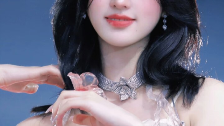 Female Idol Who Can Only Dance Standing Because She’s Too Short