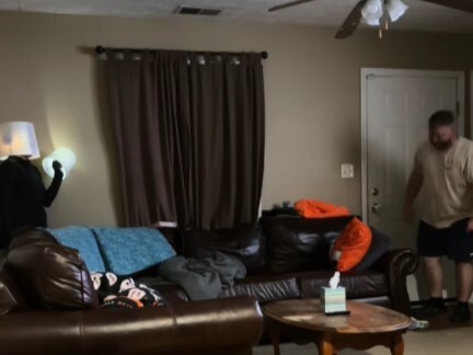 『ฝรั่งแกล้งกัน』ทำเป็นไม่เห็น