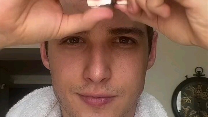 A foreign guy’s pre-work routine 😘 is seriously stylish!