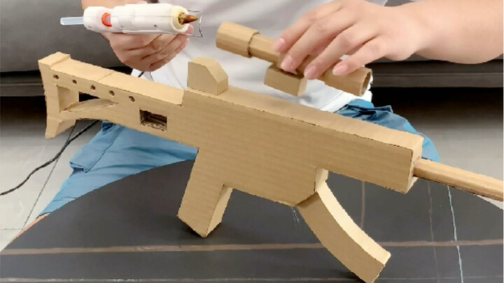 Making a toy gun model out of a快递 cardboard box—this is so realistic!