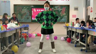 什么？？竟然有烤批小学生跳起了微笑调查队？？