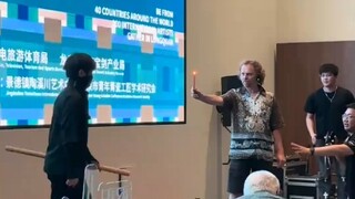 男子给外国友人展示中国拔刀斩，引得场下外国人友人纷纷鼓掌，网友：这家伙是有真本事的