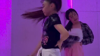 So sweet and cool—11-year-old Japanese girl with 4 years of dance experience performs ILLIT's "jelly