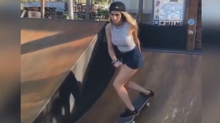 [Olahraga] Pertunjukkan skateboard perempuan