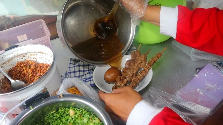 BUBUR AYAM KUAHNYA ITEM !!! KALO WEEKEND PAKE NOMOR ANTRIAN !!!
