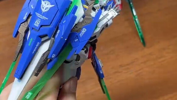 Model yang direkomendasikan untuk dikirim teman selama liburan May Day