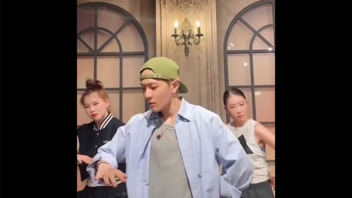 看来都中了这首歌的毒！｜金东爀 ｜YG DANCER