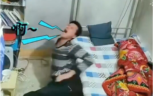 Pemuda berdiri terbalik untuk keluarkan batu ginjal, malah tersangkut di saluran kemih utama. Nonton