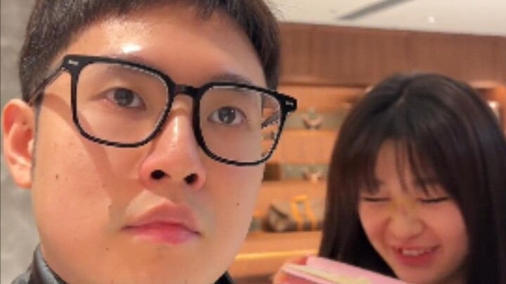 Người ta ước tính rằng có rất nhiều cô gái vô danh sẽ tấn công vào cửa hàng để dụ bạn trai mua túi x