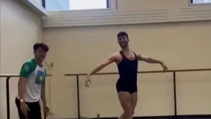 Chàng trai Trung Quốc cao 1,82m làm bạn nhảy ballet cho một anh chàng ngoại quốc. Dù râu ria xồm xoà