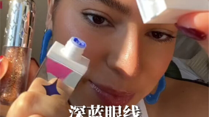 Kẻ mắt màu xanh dương phong cách hưng phấn