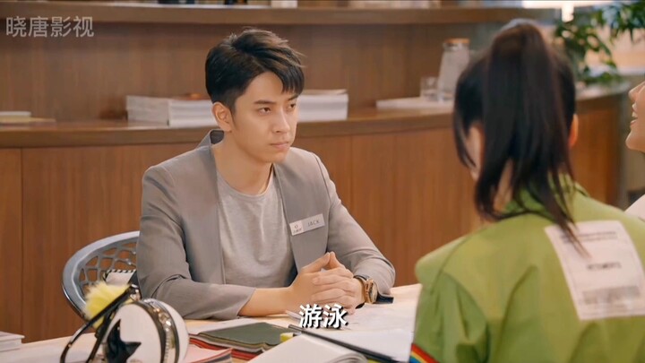 Zhao Haitang melihat model yang sama dengan yang dipakai Dali, langsung terharu sampai tak bisa berk
