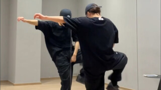 RUN BTS (tarian yang memiliki persyaratan tinggi pada sepatu dan orang) T_T menari hingga pingsan