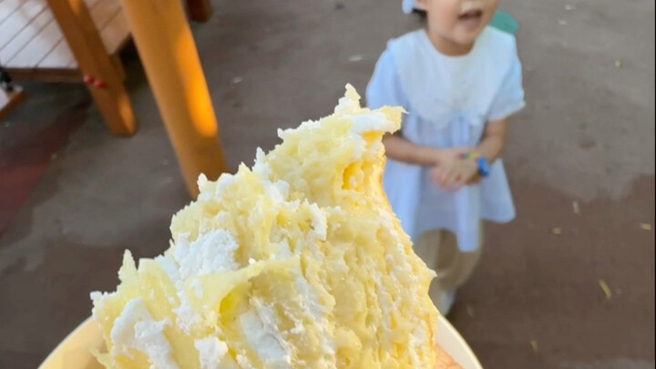 Vừa ăn vừa dắt con đi dạo, thế chẳng phải là không nạp calo sao!