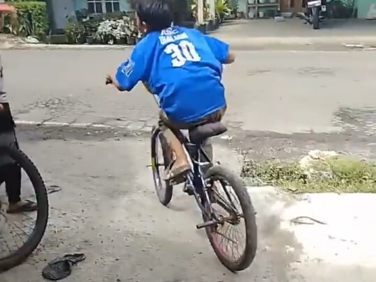 Pria Indonesia memodifikasi sepedanya dan memamerkannya di jalan