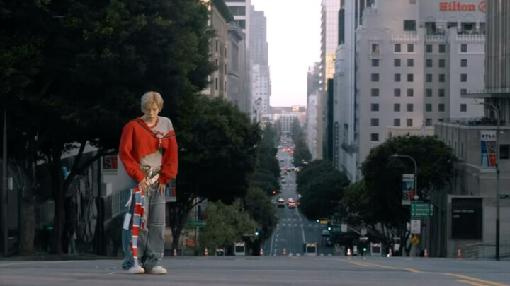 لتطوّق جيانغ جيانغ وترقص إلى الأبد... وووو، رؤية جيانغ جيانغ ترقص من أعماق قلبها حقًا يمنحني دفعة كب