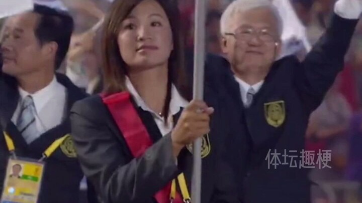 Ketika kontingen Jepang, Taiwan Tiongkok, dan Hong Kong Tiongkok memasuki Stadion Sarang Burung pada