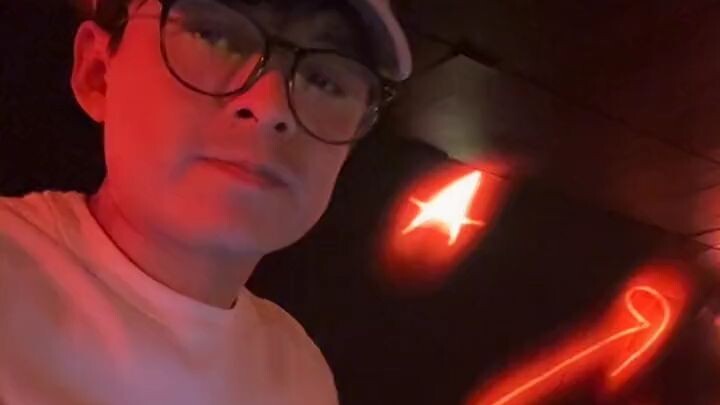 POV拍摄于墨西哥的一家夜店。Afrohouse DJ现场表演