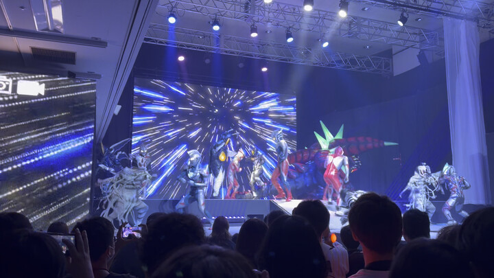 Sangat mengharukan… Kita akan terus menonton Ultraman seumur hidup, ya?