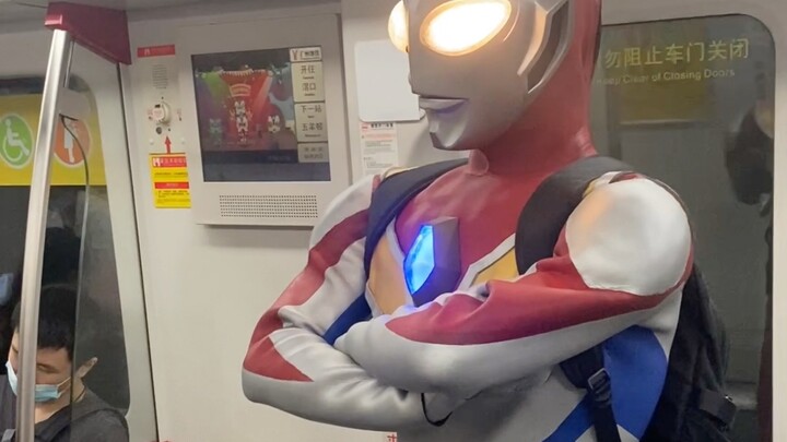 Ultraman Dyna mengajak semua orang naik kereta bawah tanah