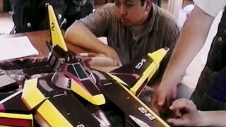 Trong tập 1 của Tiga, một chiếc xe điện bị cháy trên biển. Chiến dịch ma thuật 96 năm tuổi đã đánh b
