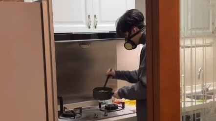 Tung tin đồn chỉ cần một cái miệng, còn đính chính thì phải chạy mệt bở hơi tai