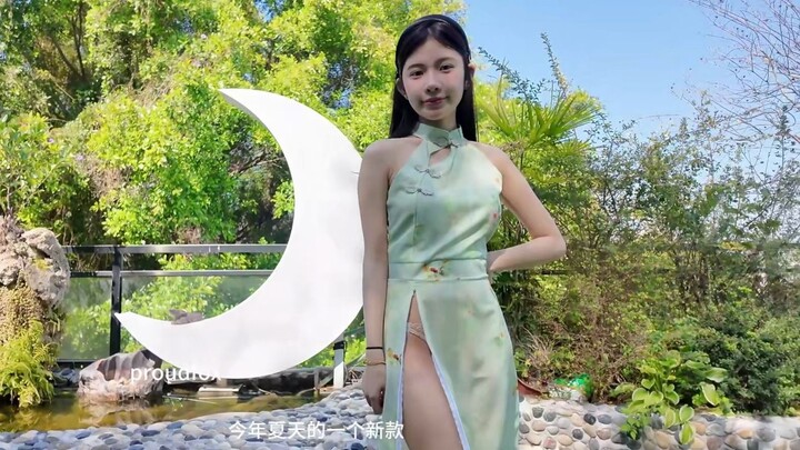 Bé Bé ngọt ngào đáng yêu trình diễn sườn xám cách tân mùa hè của chúng ta