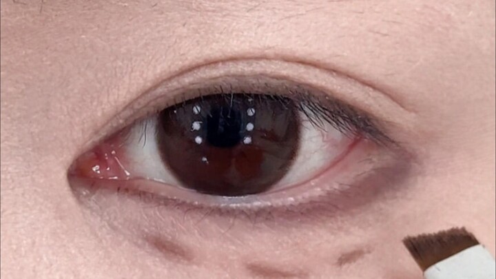 Finally figured out how to draw the perfect under-eye “sleepy cat” eyeliner for beginners!!