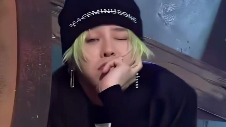 Dulu saya mengira G-Dragon itu dingin dan berbeda dari yang lain, ternyata hanya karena dia pemalu~