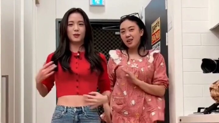 جين جي سو × لي يونغ جي FLOWER يرقصان بجنون تحت تأثير الكحول، ويؤديان رقصة أغنية جيسو الجديدة #جيسو #