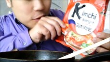 ASMR EATING SOUNDS- KIMCHI RAMYUN /라면 NOODLES SERVED WITH BOK CHOY, GREEN PEAS AND FISH BALLS
