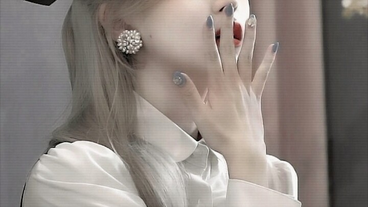 مودل فتيات كوريا الجنوبية التي تتمتع بإحساس فريد بالرقة والهشاشة، كلما أراها تعبّس قلبي يتألم.