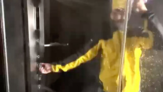 网友给大家展示罗马的一家高级酒店的淋浴间