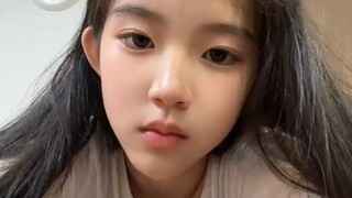 Seorang gadis Taiwan yang sangat mirip sepeda motor