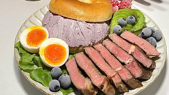 Trải nghiệm làm bữa sáng nhập vai | Bánh mì vòng dâu tằm việt quất, bít tết áp chảo, trà táo hoa nhà
