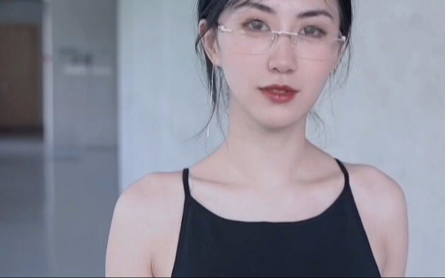 Hai, mau es americano atau latte?