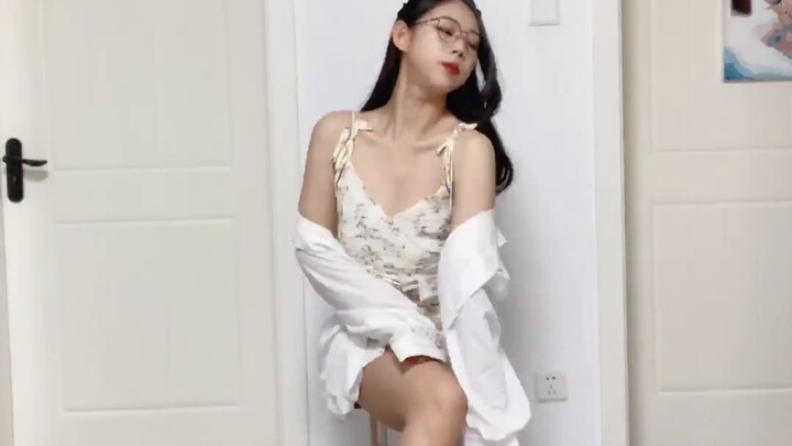 The glasses vampire sister is here. Full moon Sunmi dances sexy to the extreme. I am fighting with t