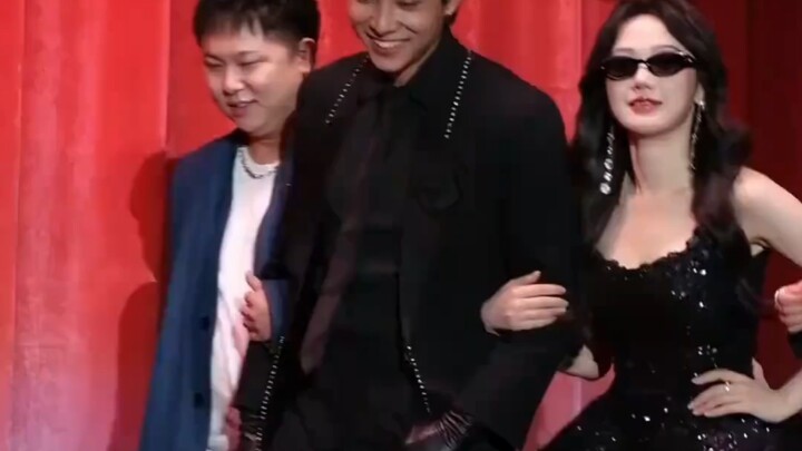 หม่าเสี่ยวอวี่กับจางจิ้นอี๋จูงมือเดินพรมแดง โอ้แม่เจ้า ทั้งคู่ออร่าระดับตัวเอเปิดเต็มสปีดเลย!