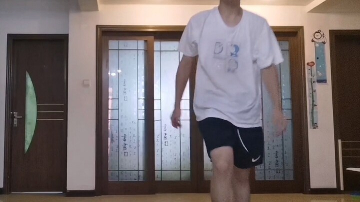 นักเรียนมัธยมปลายขี้เบื่อกระโดดตะโกนอย่างกล้าหาญที่บ้าน (รู้สึกว่าใช้แรงมากเกินไป)