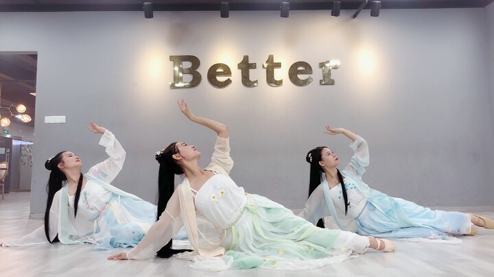 Traditional dance: lady white snake under Qingcheng Mountain